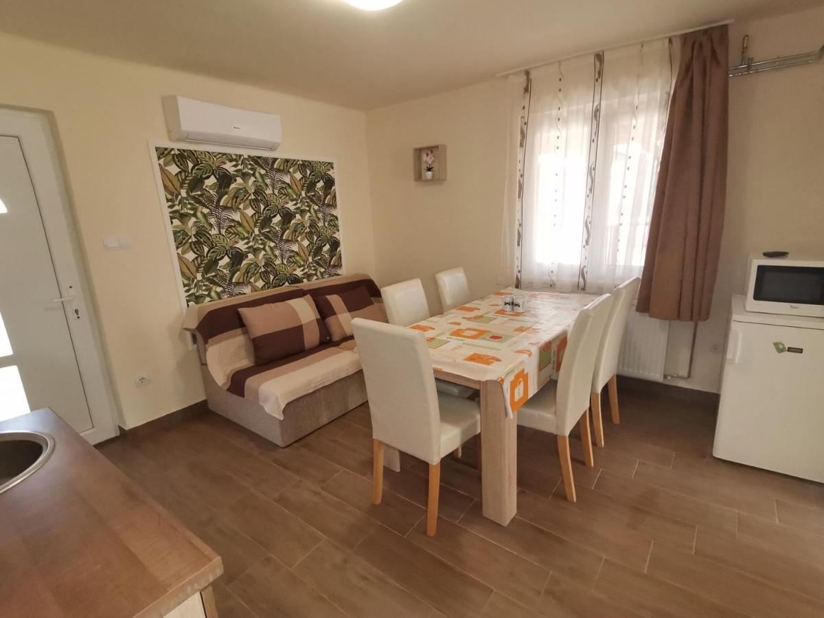Gyoengyvirag Apartmanhaz Hajdúszoboszló المظهر الخارجي الصورة