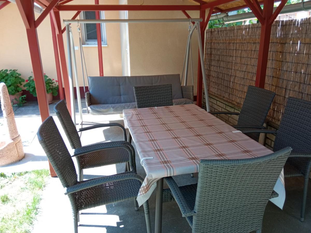 Gyoengyvirag Apartmanhaz Hajdúszoboszló المظهر الخارجي الصورة