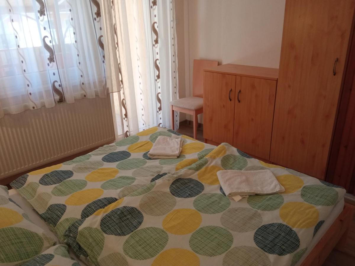 Gyoengyvirag Apartmanhaz Hajdúszoboszló المظهر الخارجي الصورة