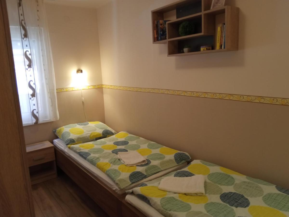 Gyoengyvirag Apartmanhaz Hajdúszoboszló المظهر الخارجي الصورة