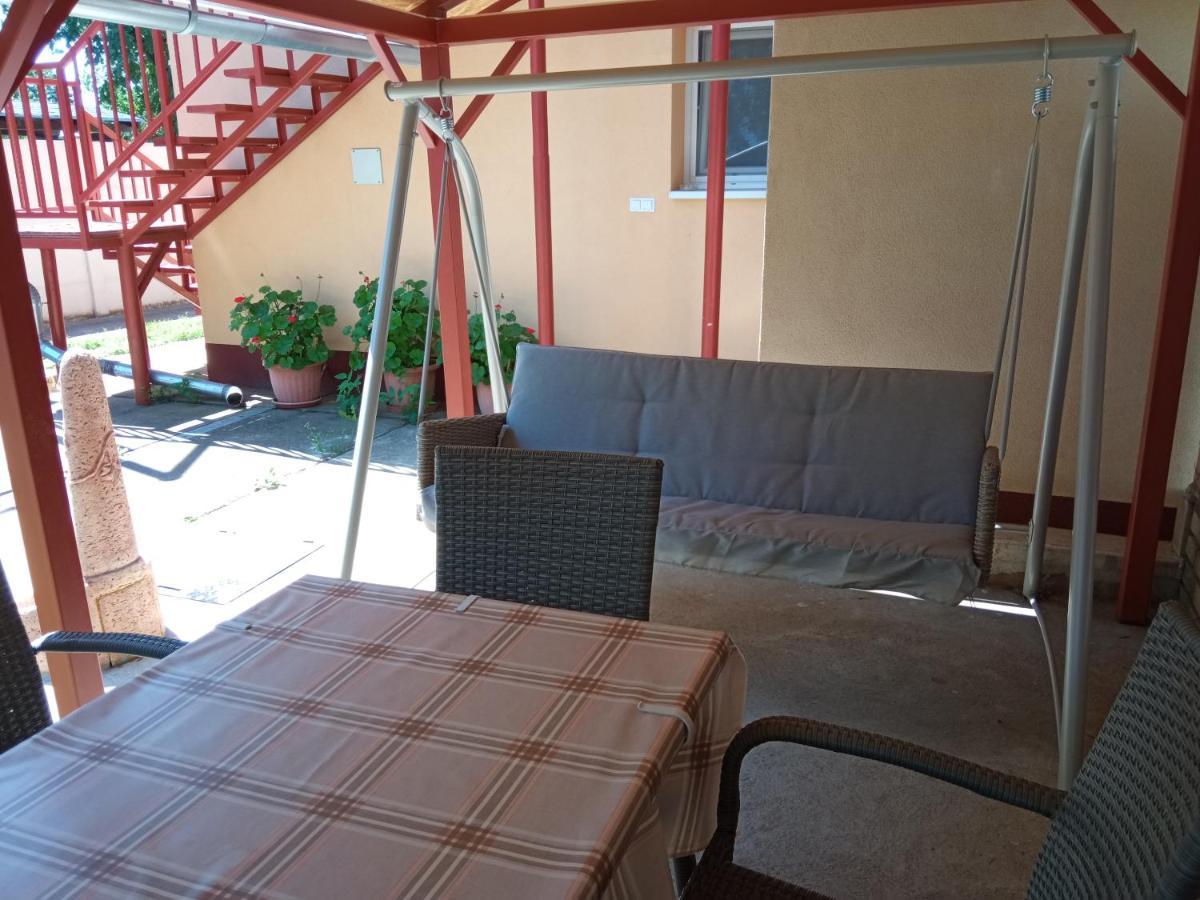 Gyoengyvirag Apartmanhaz Hajdúszoboszló المظهر الخارجي الصورة